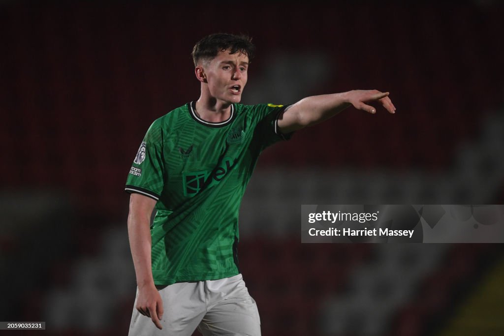 DomScurr's tweet photo. #NUFC Under-21s Alfie Harrison and Ciaran Thompson part of first-team training this week. 

Harrison (18) joined Newcastle from Manchester City in January. 

Thompson (19) signed his first professional contract with the club last summer - can play both centre-back and full-back. https://t.co/8ilkzoubfO