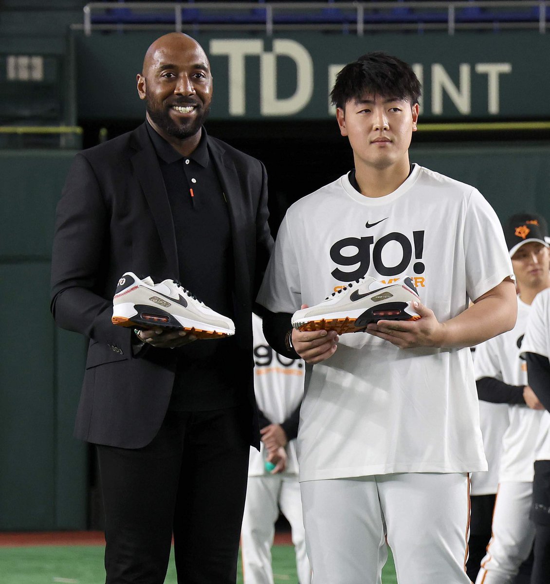 オフィシャルパートナーの #ナイキ より、球団創設90周年を祝福すべく