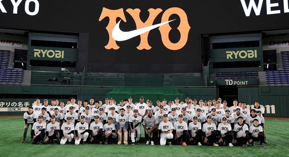 TokyoGiants's tweet photo. オフィシャルパートナーの #ナイキ より、球団創設90周年を祝福すべく、選手、首脳陣、球団職員ら全員に対し、「エア マックス 90」の特別仕様が贈呈されました🤩

球団関係者向けの記念品のため、一般販売の予定はありません🙇‍♂️

#Nike #AirMax90
#新風 #giants_90th #ジャイアンツ #東京 #tokyo #野球 https://t.co/qwt7DtortG