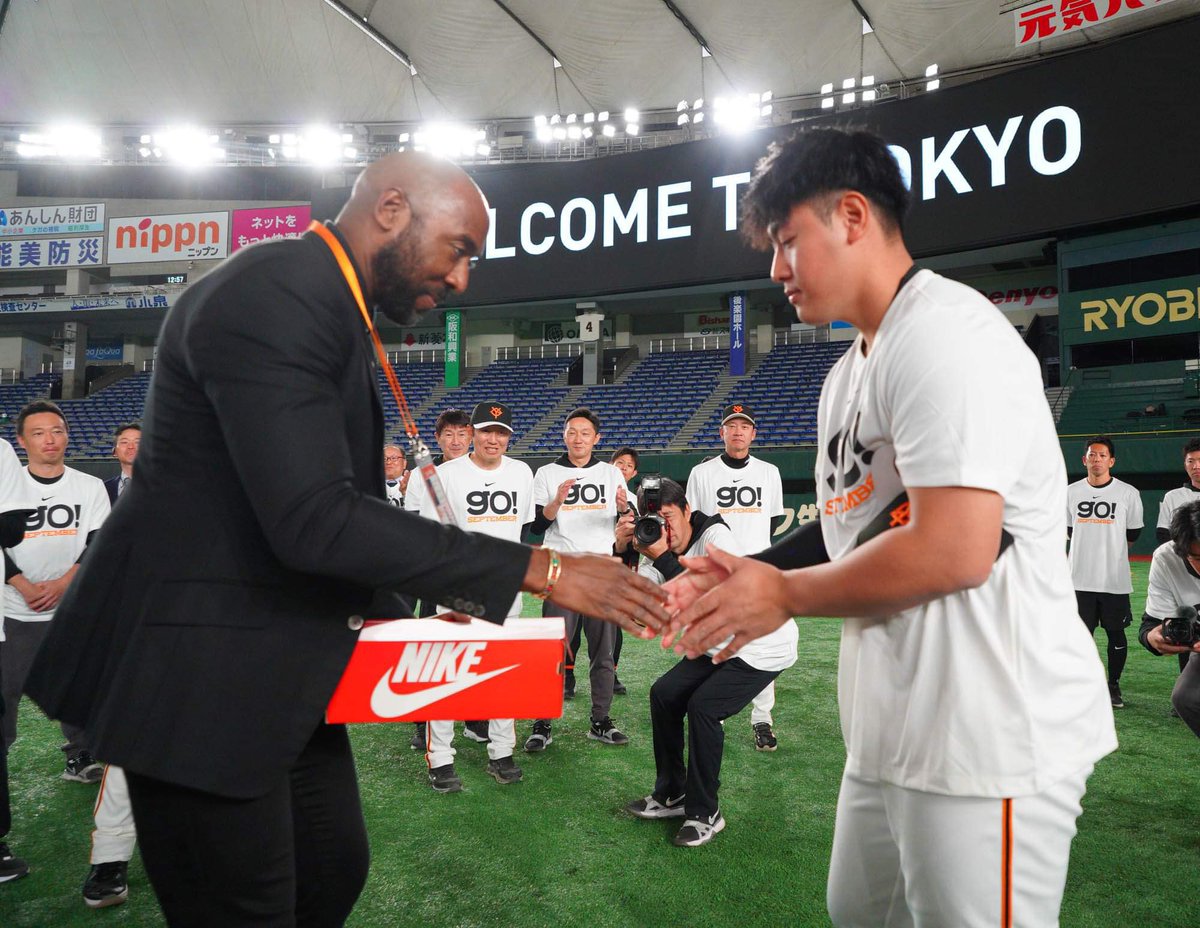 オフィシャルパートナーの #ナイキ より、球団創設90周年を祝福すべく