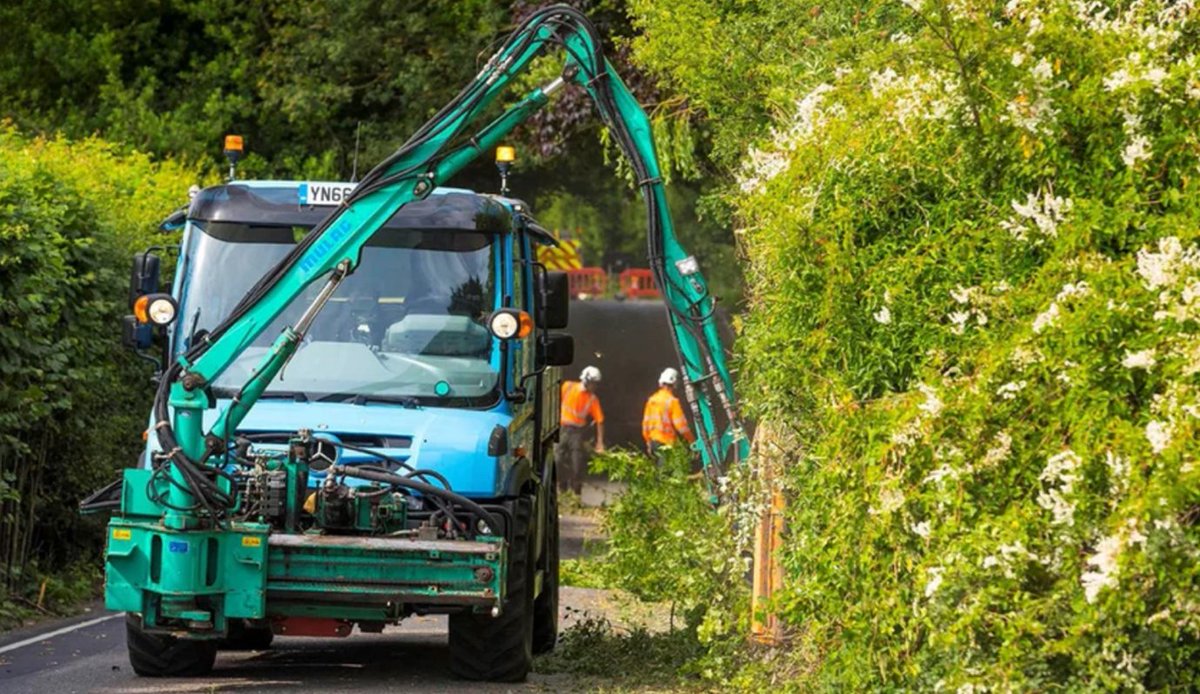 Always in prime position. With the #Unimog’s optional VarioPilot® you can switch your whole driving system from one side to another.

Ideal for tasks like #mowing, when your operations require you to be on the near side of the cab, improving productivity, visibility and #safety.