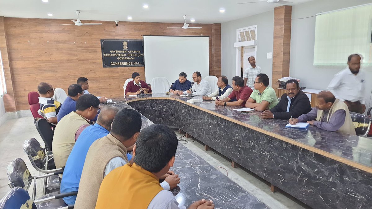 SDO_CGossaigaon's tweet photo. District Election Officer Aranyak Saikia chaired a meeting with Gossaigaon Election District political party reps, discussing campaign permissions and MCC guideline enforcement
@ceo_assam @ECISVEEP #SecureEVM #এক_ভৱিশ্যতৰ_মত @aranyaksaikia https://t.co/FrVmGfSVCM