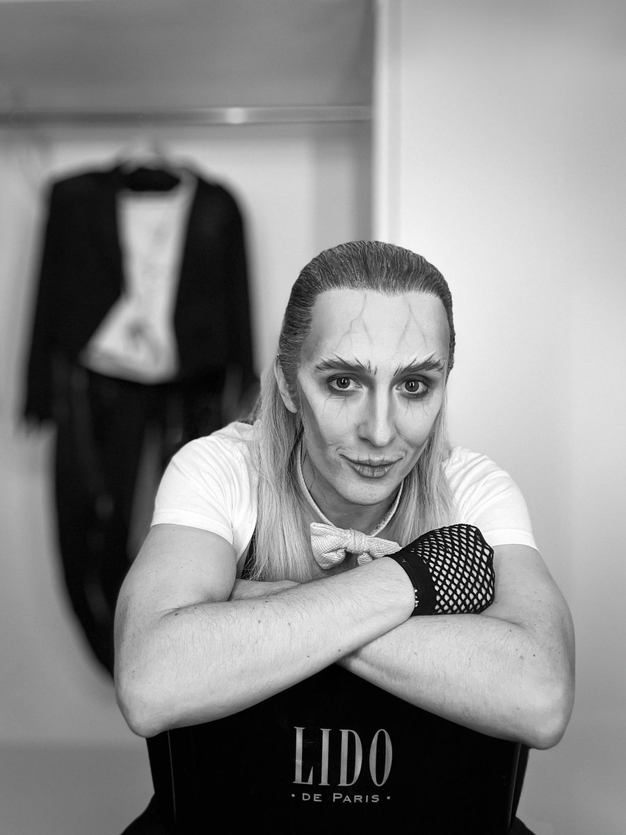 Riff Raff, backstage at the iconic @LidoParis before a performance of the ROCKY HORROR SHOW. 27/03/24 @rockyhorroruk @TrafalgarEnt #rockyhorror #riffraff