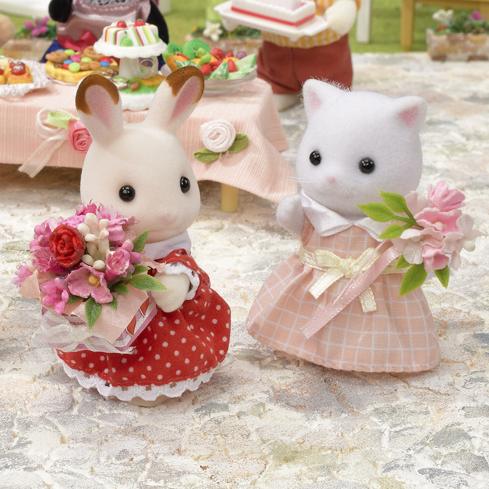 Everyone's having a wonderful time at the village Easter party! Freya and Lyra are very happy with their beautiful bouquets! 🌹 #sylvanianfamilies #sylvanianfamily #sylvanian #calicocritters #calico #dollhouse #miniature #kawaii #cute #easter #party #flowers