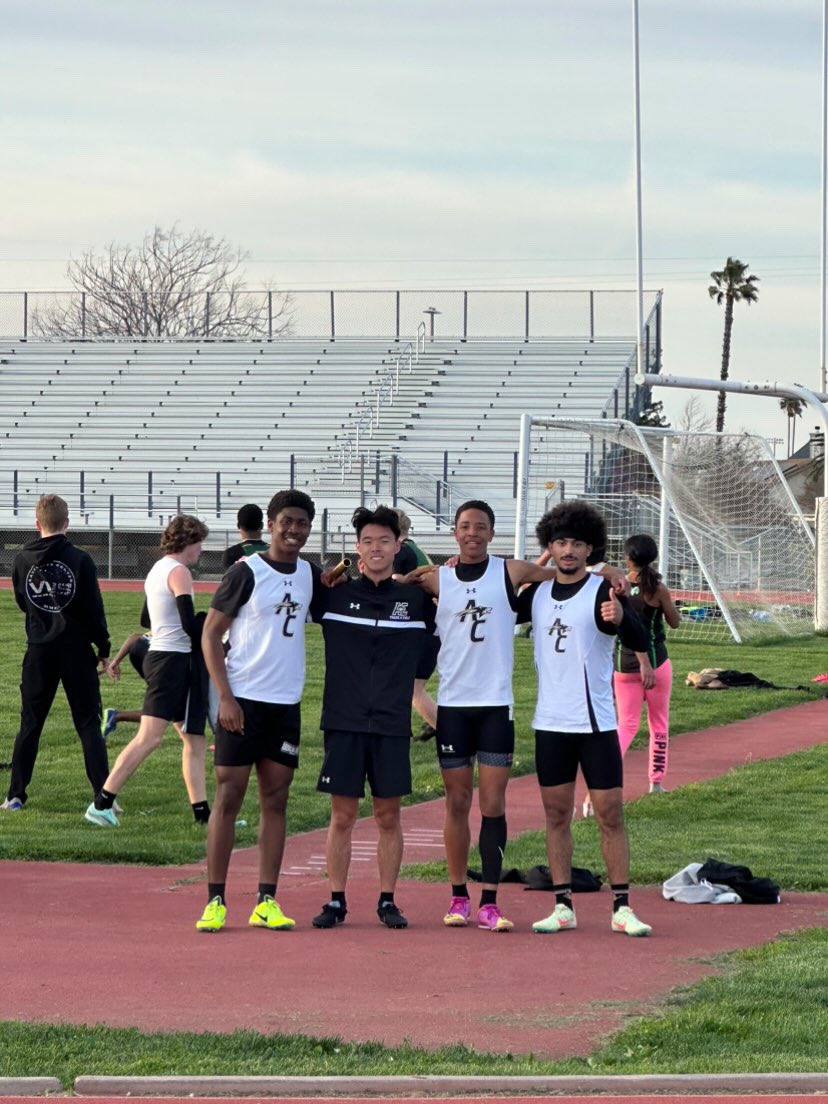 Jamar_Choyce's tweet image. Dixion track meet 400m 800m and the 4x4