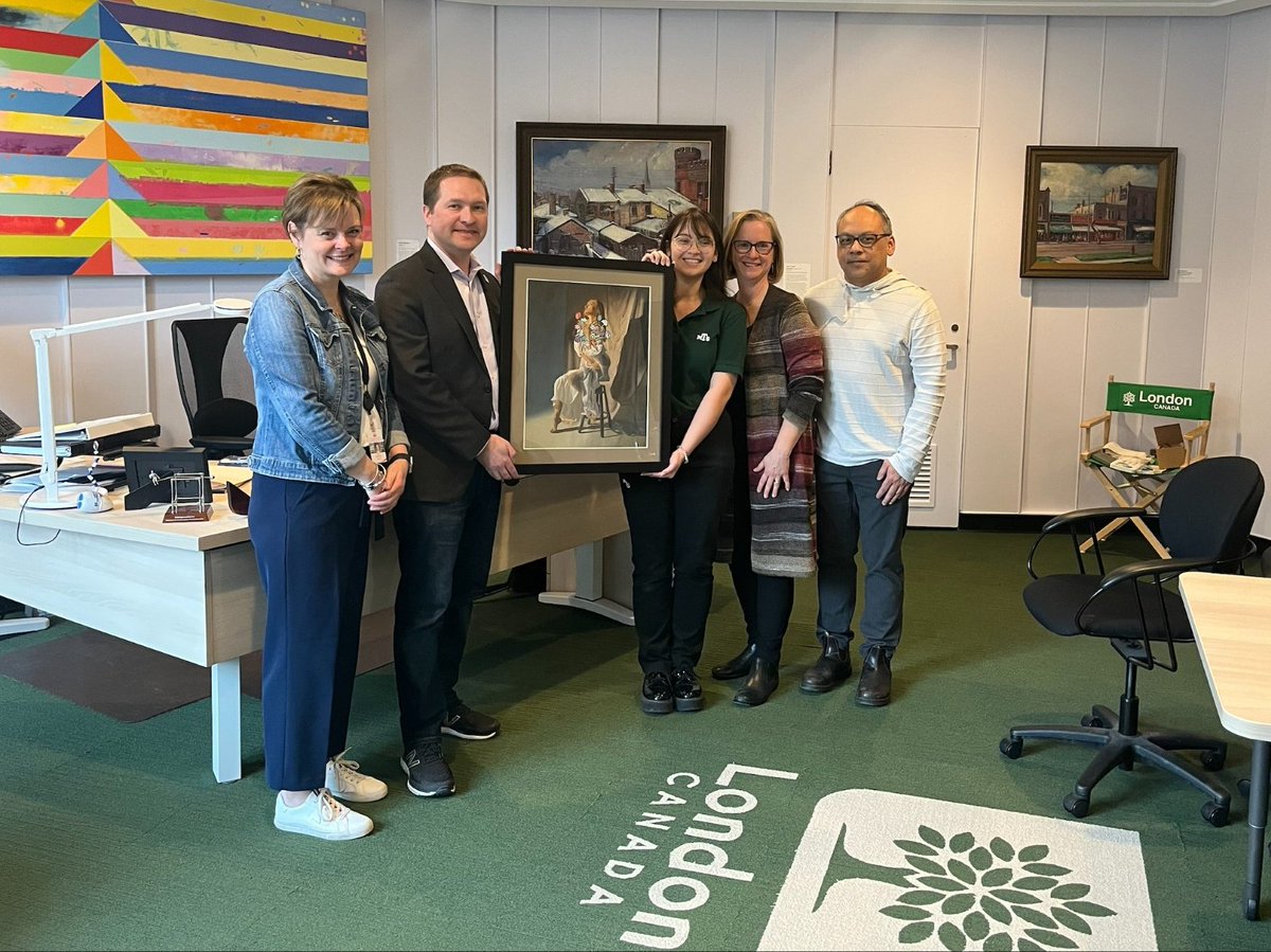 The Mayor’s Office at London's City Hall continues to display artwork created by @LDCSB and TVDSB students. Yesterday, @SpartansAtMTS student Evi delivered her incredible artwork and chatted with the Mayor about how and why she created this beautiful piece.