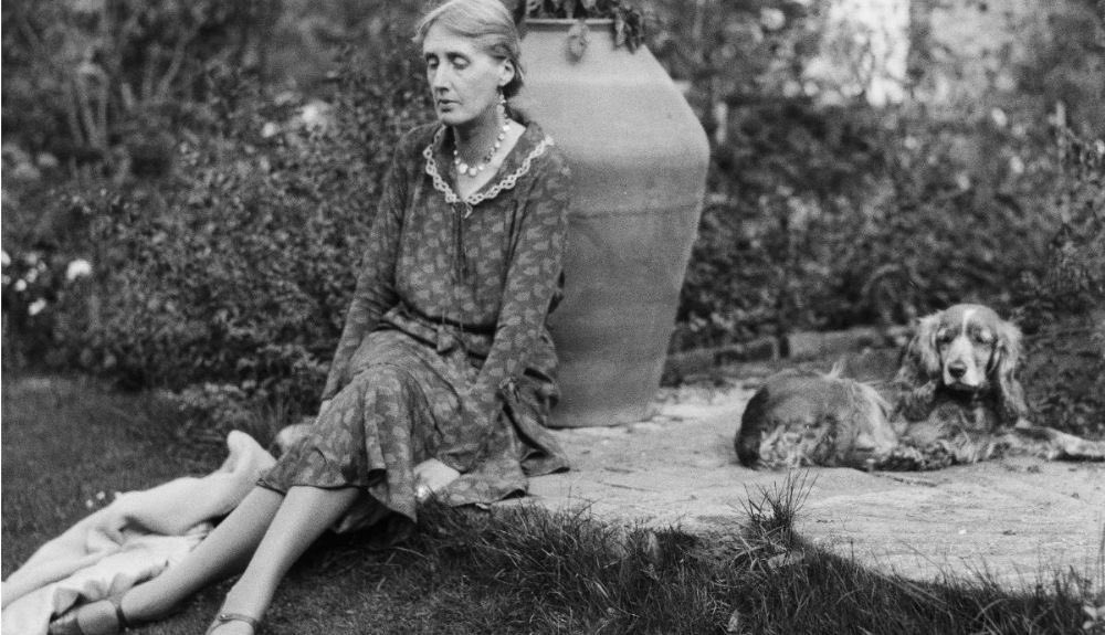 Tal dia com avui del 1941 Virginia Woolf va decidir que no volia viure més i es va omplir les butxaques de pedres per endinsar al riu Ouse. Una mort triada que ens deixa amb la nostàlgia i alhora amb l’admiració per tota la seva obra.