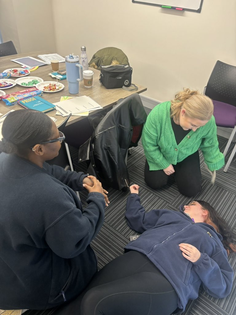 Practicing emergency procedures during our preceptorship day- how to identify and treat a seizure and an opiate overdose. Big thanks to our ‘patients’ Mia and Ellie ❤️ @AndersonJanella @MakilaPrisca @JadePrytharch excellent teamwork and communication skills!
