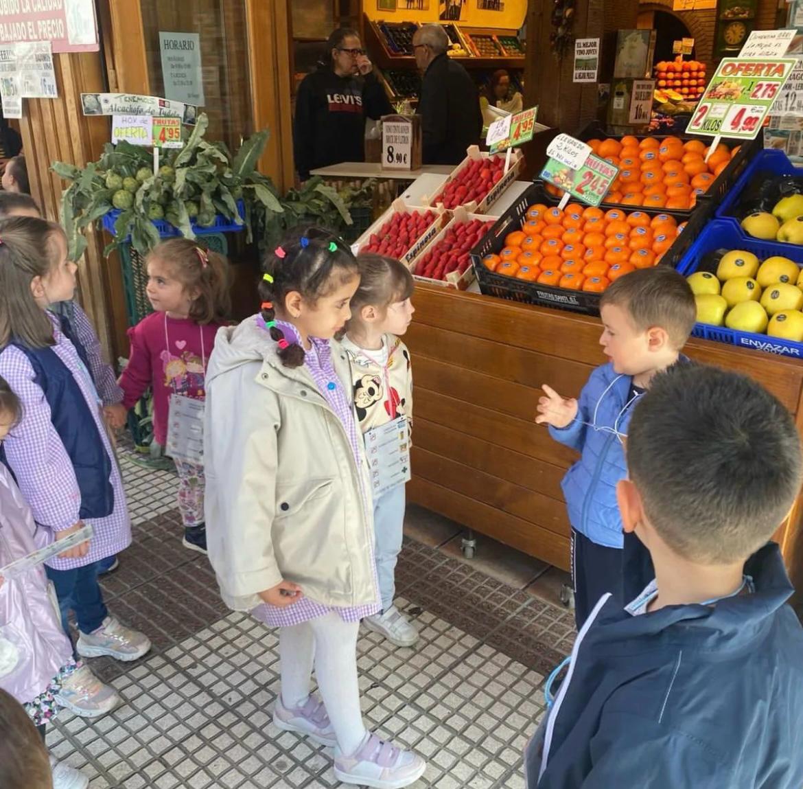 TeiPrograma's tweet photo. En CEIP Bretón de los Herreros, los más peques de 3 años han hecho una salida enmarcada dentro del #programaTEI. ¿En qué consistió? En conocer el barrio de la mano de sus padrinos de 5 años.
Los alumnos visitaron varias tiendas de los alrededores y...¡Los atendieron de maravilla! https://t.co/IDEkvJwnaR