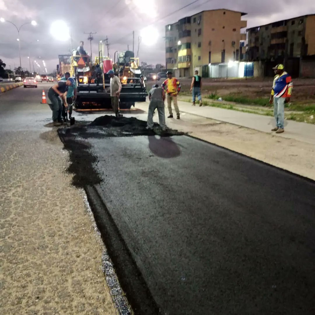 Gracias al Gobierno Bolivariano fueron aplicadas 60 Toneladas de Mezcla Asfáltica en Bacheo por Carpeta Corrida en la AV. Intercomunal y en Banco Obrero
#YoDefiendoMiPaís
<a href="/NicolasMaduro/">Nicolás Maduro</a> 
<a href="/HectoRodriguez/">Héctor Rodríguez C.</a> 
<a href="/Monterolapsuv/">Jesús A. Monterola</a> 
<a href="/Mippcivzla/">mippci</a>