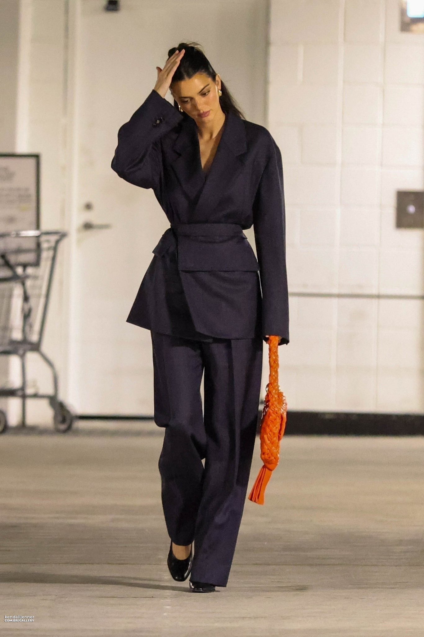 on X Kendall jenner street style will do it for me EVERYTIME. Timeless elegant and chic https t VCAFro0gVZ X