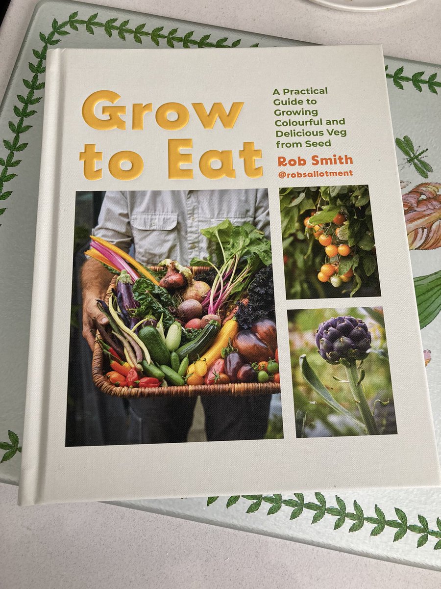 @RobsAllotment My copy has arrived. So looking forward to start reading your book, Rob. Love that it has ‘Top Tips’ 🥬