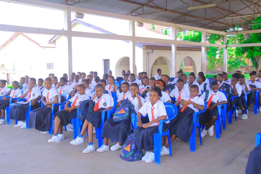 En mars, les élèves de l'école Mapon ont été sensibilisées à l'hygiène menstruelle, la prévention des grossesses précoces et du VIH/SIDA grâce à une initiative menée par une association de femmes médecins avec le soutien de la gynécologue Dr. Olive Abambula.