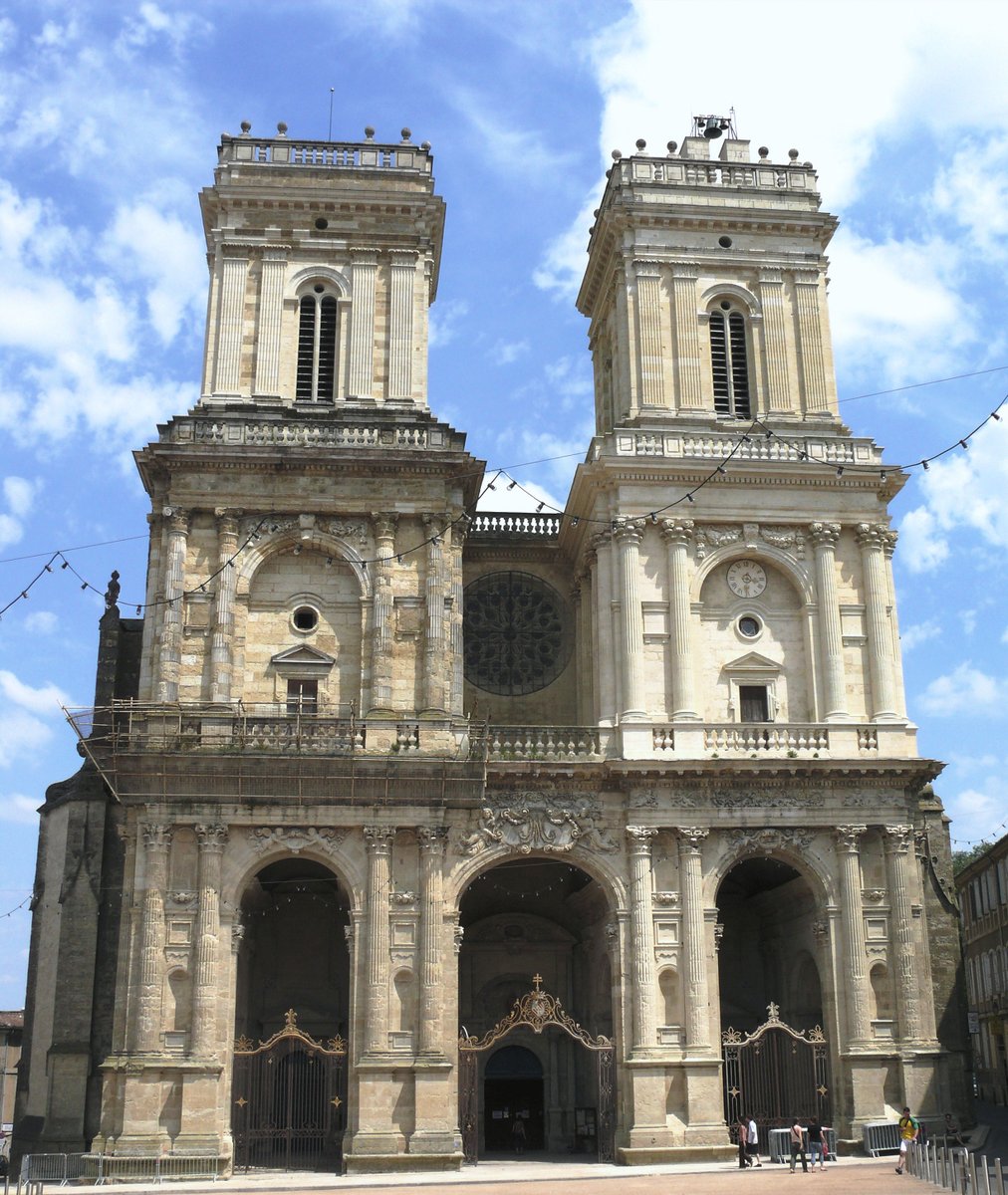 Dans le cadre de la classe d'Histoire, les élèves de 5e ont pu visiter la cathédrale Sainte-Marie en observant les principaux éléments architecturaux, pour ensuite en réaliser une maquette. Merci à Mme Bonneville de les avoir accompagnés dans ce projet !