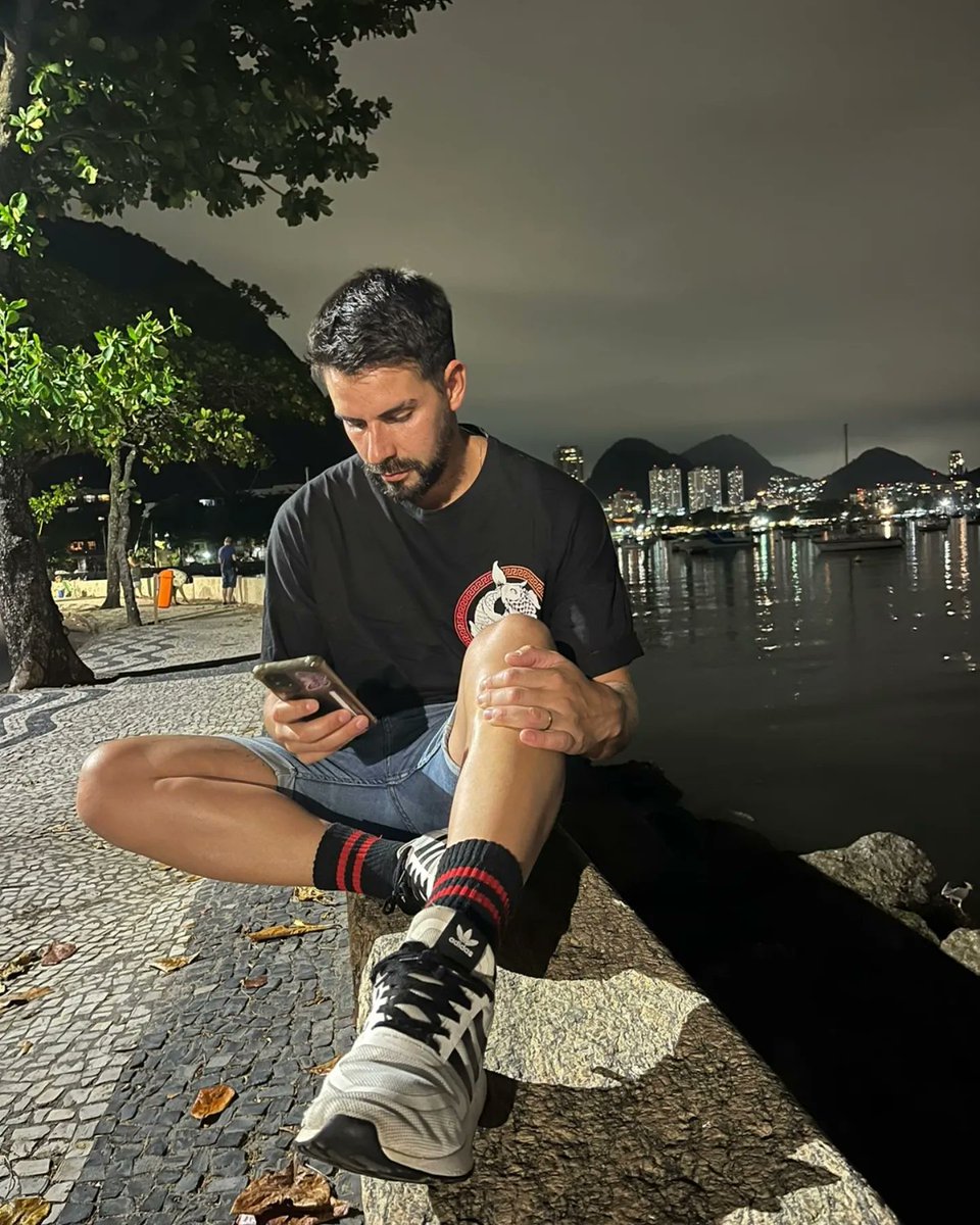 nickb181's tweet image. Que preferis el día o la noche? 🌞🆚️🌙