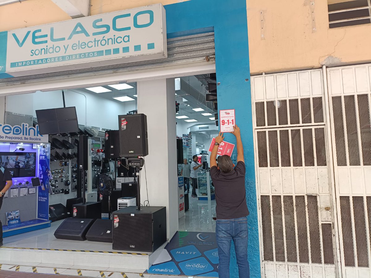 #VinculaciónECU911

#Guayaquil| Se realizó la instalación de señalética del número único para emergencias 9-1-1, en comercios ubicados en el centro la urbe porteña.

#ECU911SomosTodos
