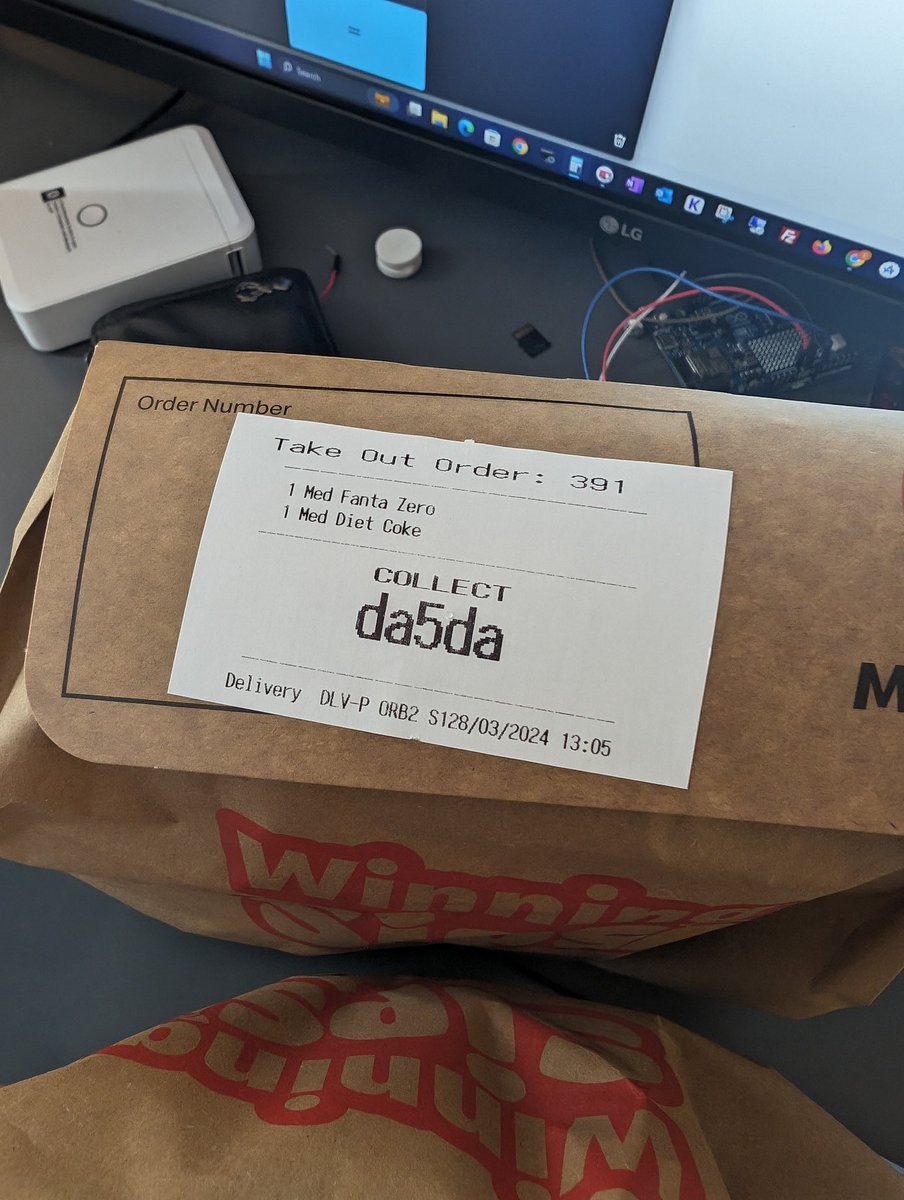 ChrisbarberN's tweet photo. @ubereats_uk @McDonaldsUK I've received someone else's order and not my food that I ordered. Called Uber customer service and they said there's nothing they can do?! Where's my food?! I ordered on the McDonald's app!! https://t.co/iSgtBbe5pN