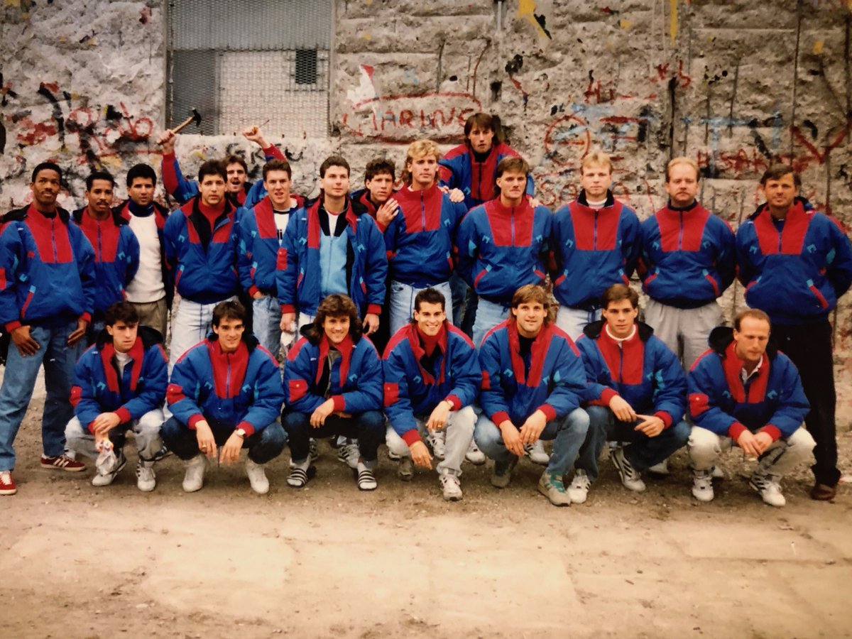 34 years ago today, the #USMNT played East Germany in Berlin in a decent 3-2 friendly as they tuned up for the 1990 World Cup. Before the game, the team obviously visited the Berlin wall (Paul Krumpe, back left, even brought a hammer). Once again, here’s an awesome photo from it: