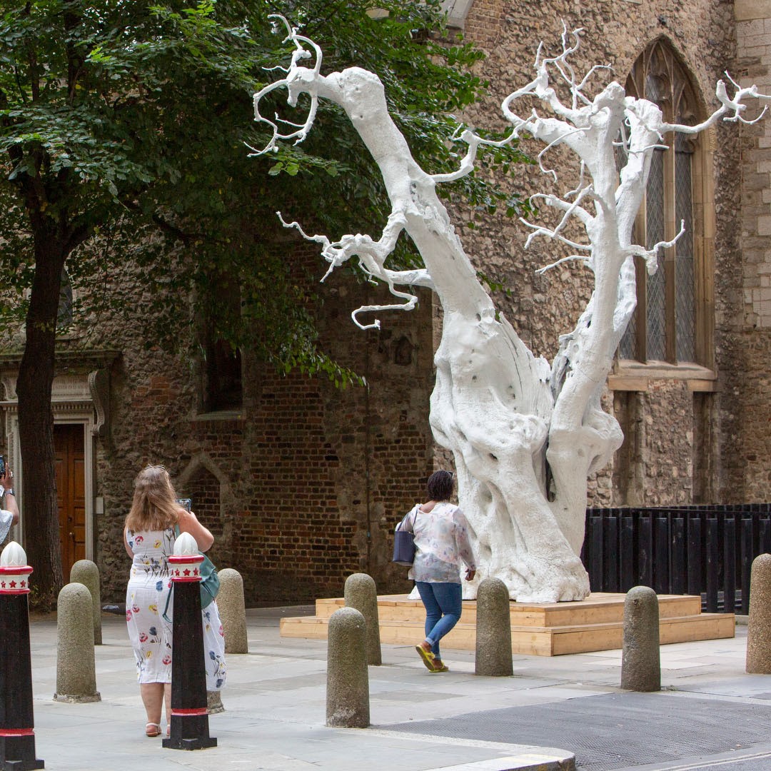 👀 The beautiful 'Summer Moon' by Ugo Rondinone is one of 18 stunning outdoor artworks in 12th edition of the annual #SculptureInTheCity exhibition. 👉 Explore the full trail before the end of April. Download a free map from our website: bit.ly/3TE7n11 @sculpturecity