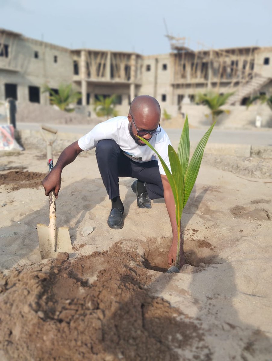 ezeugosimon's tweet photo. The current #ClimateEvent in Lagos need immediate response! Rising sea levels and coastal erosion are devastating effects of climate change! I was honored to lead the @ReFiLagos01 team in organizing climate education and tree planting event at Redline Leisure & Resorts https://t.co/2ROu2VOQ5H