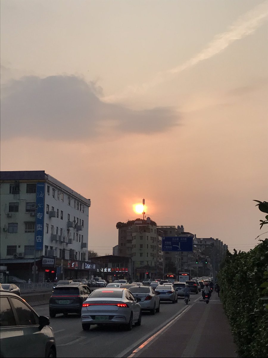 hello2019we's tweet photo. 太阳当空照，车水马龙 https://t.co/EQGLanbt9j