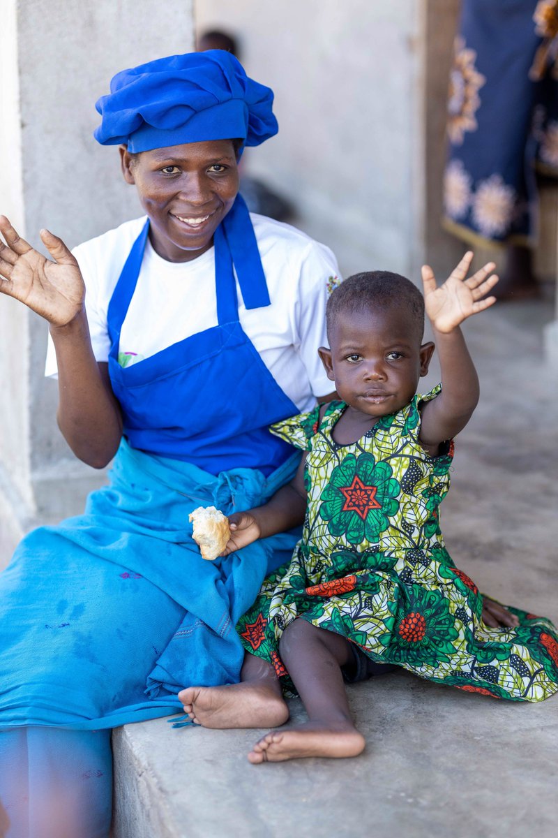 Meet Lawrence Muhango, a member of Lughano young mothers group in Karonga. She is now able to bake bread, save her earnings, and support her one-year-old daughter, thanks to #EUsupport to @MalawiGovt nutrition programme through #UNICEF: shorturl.at/fkuyQ @EUinMalawi