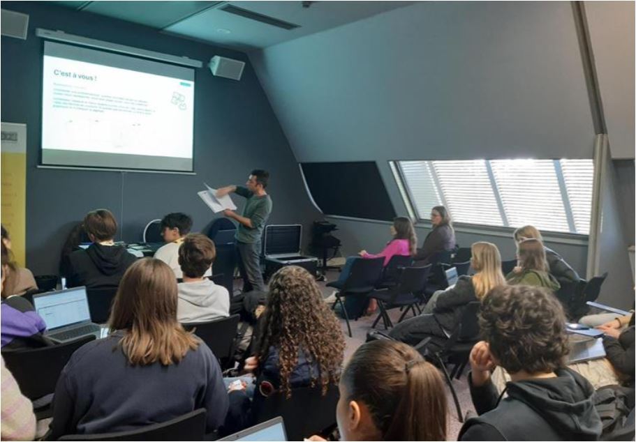 Canope_DTCVL's tweet image. 4 classes de collégiens et lycéens de la @RCValdeLoire attentifs & participatifs, à l'atelier proposé par @canope_37 "#Datavisualisation et pratiques sportives" aux #AJTOURS, 17èmes Assises du journalisme de @villedetours, sur la thématique phare "le journalisme, c'est sport" !