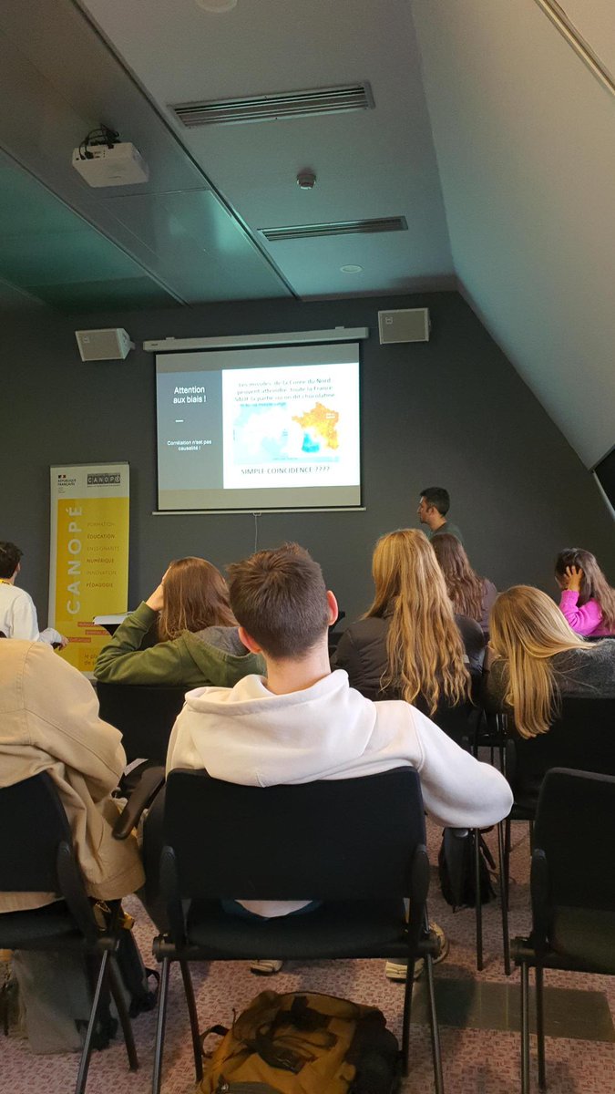 Canope_DTCVL's tweet image. 4 classes de collégiens et lycéens de la @RCValdeLoire attentifs & participatifs, à l'atelier proposé par @canope_37 "#Datavisualisation et pratiques sportives" aux #AJTOURS, 17èmes Assises du journalisme de @villedetours, sur la thématique phare "le journalisme, c'est sport" !