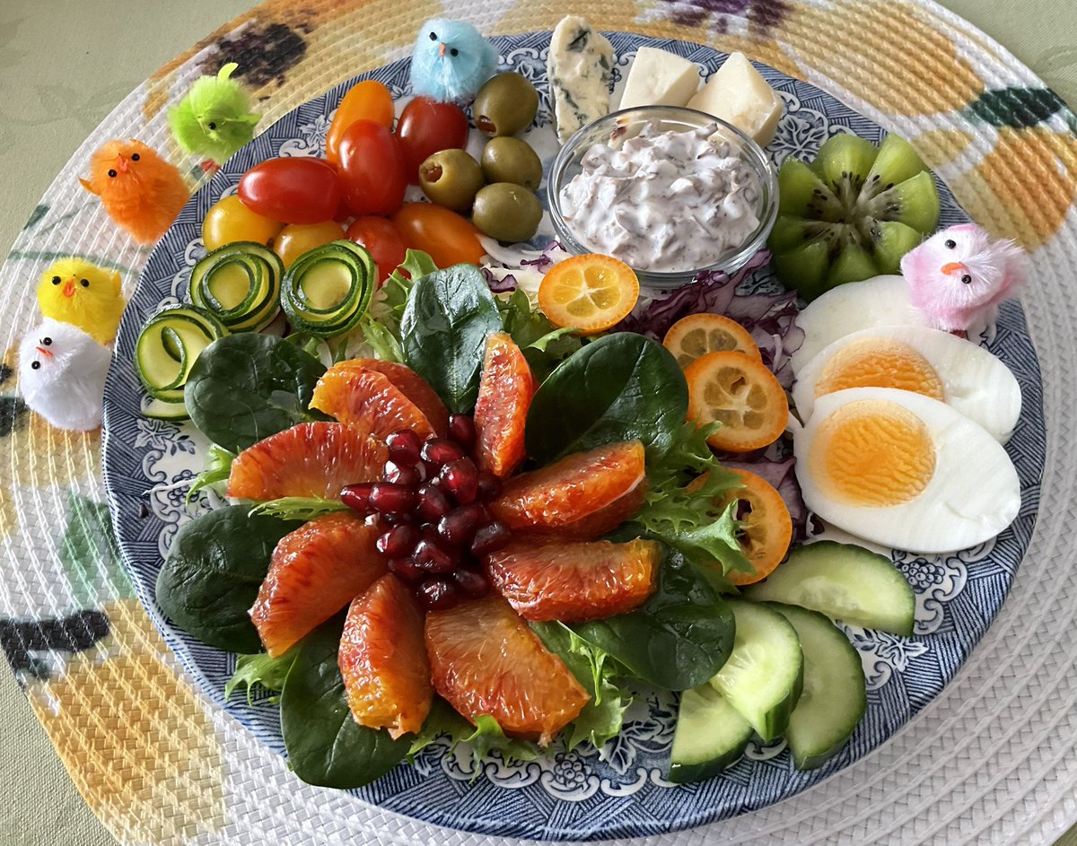 It was really warm outside today, it felt like spring for the first time, I almost took out the sunbeds! ⛱️☀️ For hubby’s gluten-free breakfast: baby spinach, blood orange, pomegranate, zucchini, tomatoes, olives, cheeses, mushroom salad, kiwi, egg, cucumber, cabbage, kumquat.