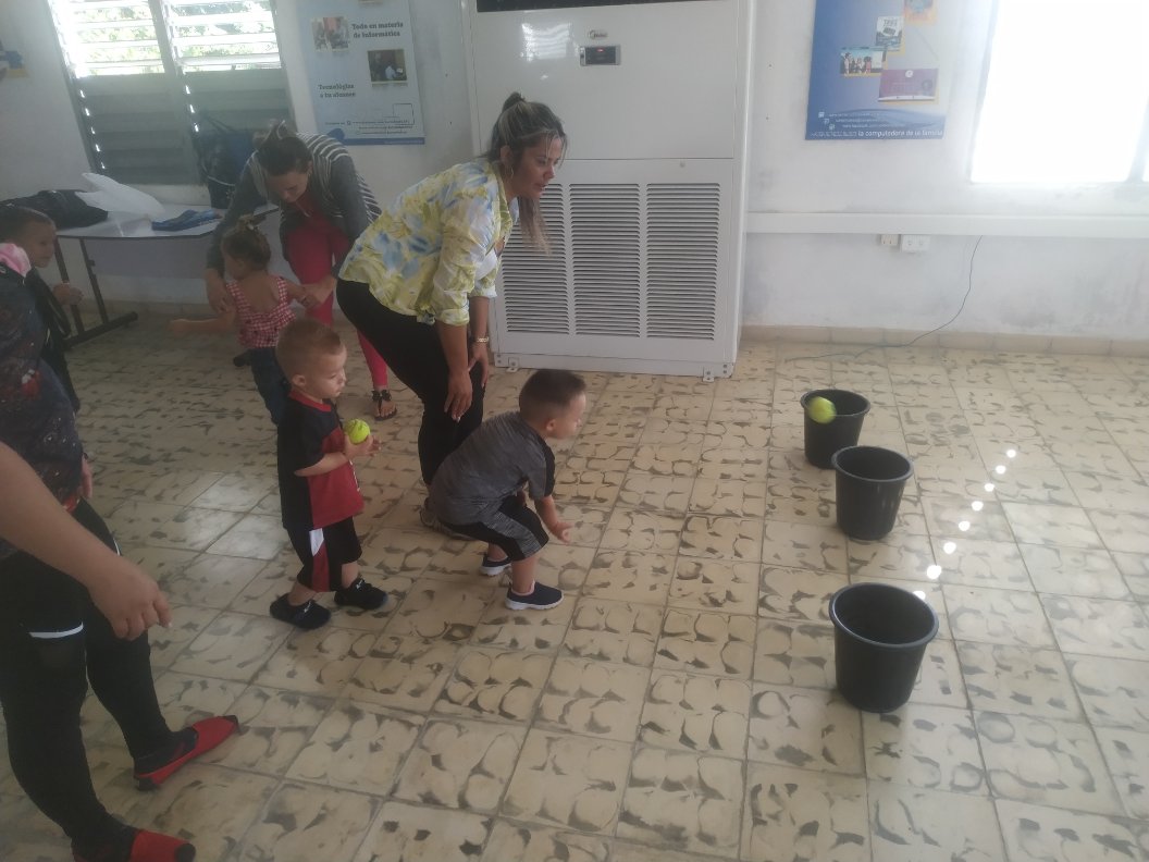 odaimis1's tweet photo. Joven Club de Computación y Electrónica Florencia III, promotores del INDER y educación en actividad conjunta con los pequeños del Programa Educa tu Hijo. Esta vez modelando con plastilina y juegos de participación. #JovenClubTeConecta  #ProgramaEducaTuHijo #JovenClubAvila. https://t.co/1vF0xVOxn9