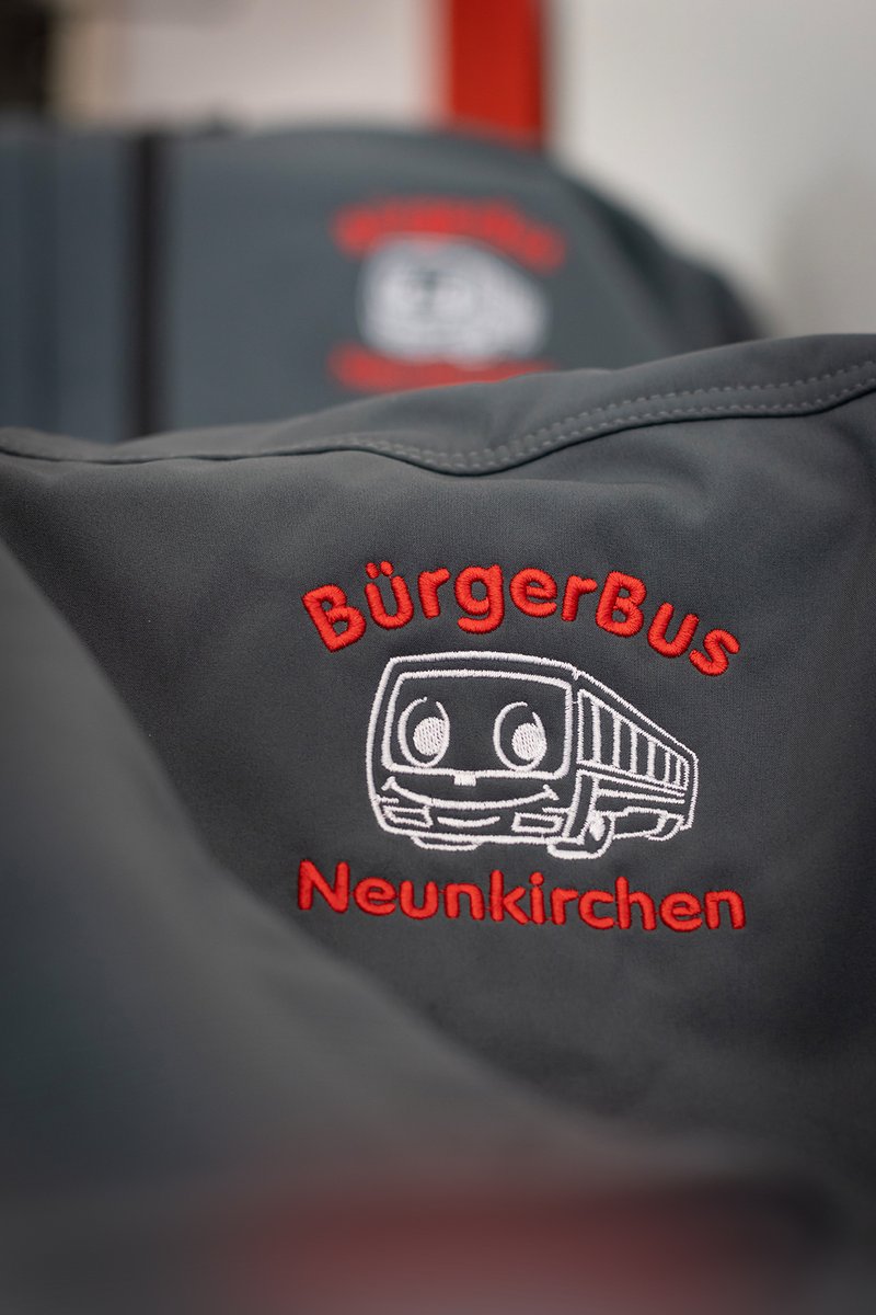 Die Fahrer von Bürgerbus Neunkirchen erhalten neue Softshelljacken mit eingesticktem Logo von uns. 
#siegen #siegenwittgenstein #stickerei #stickereien #stickereisiegen #besticken #bestickenlassen #textildruck