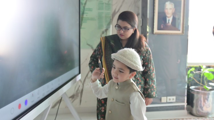 Pakistan's youngest vlogger Shiraz visits Ministry of IT & Telecom.
@ShazaFK @TararAttaullah 

#shirazvillagevlogs #contentcreator #vlogger #digitalpakistan