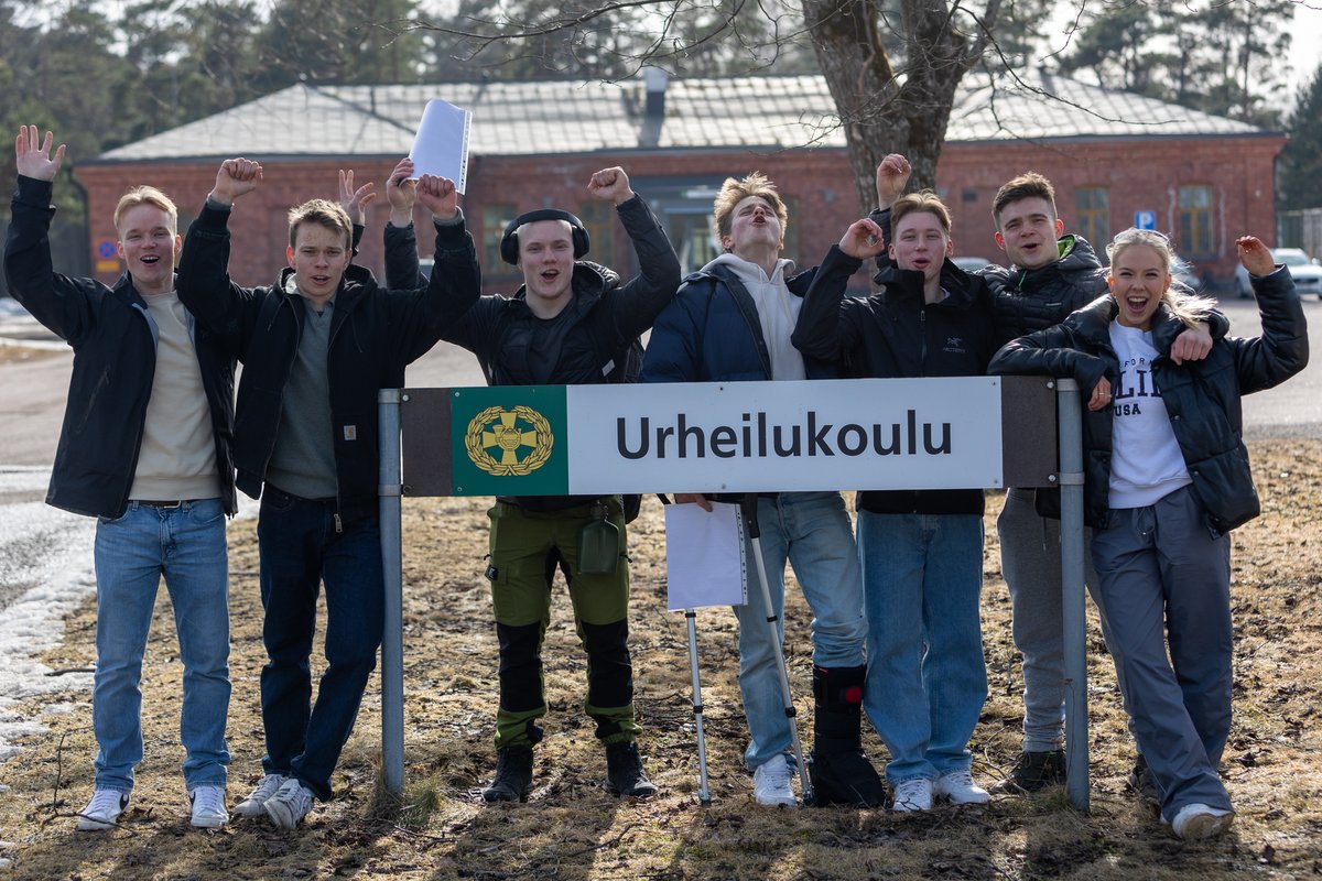 Santahaminassa Urheilukoulun pihalla nähtiin tänään iloisia ilmeitä, kun 'reserviin mars' -kajahti kouluttajan suusta ja 75 varusmiestä singahti reserviin. Kiitämme teitä kaikkia esimerkillisestä palveluksesta ja toivotamme menestystä urheilu-urallanne! #kaartjr #urhk #kotiutus