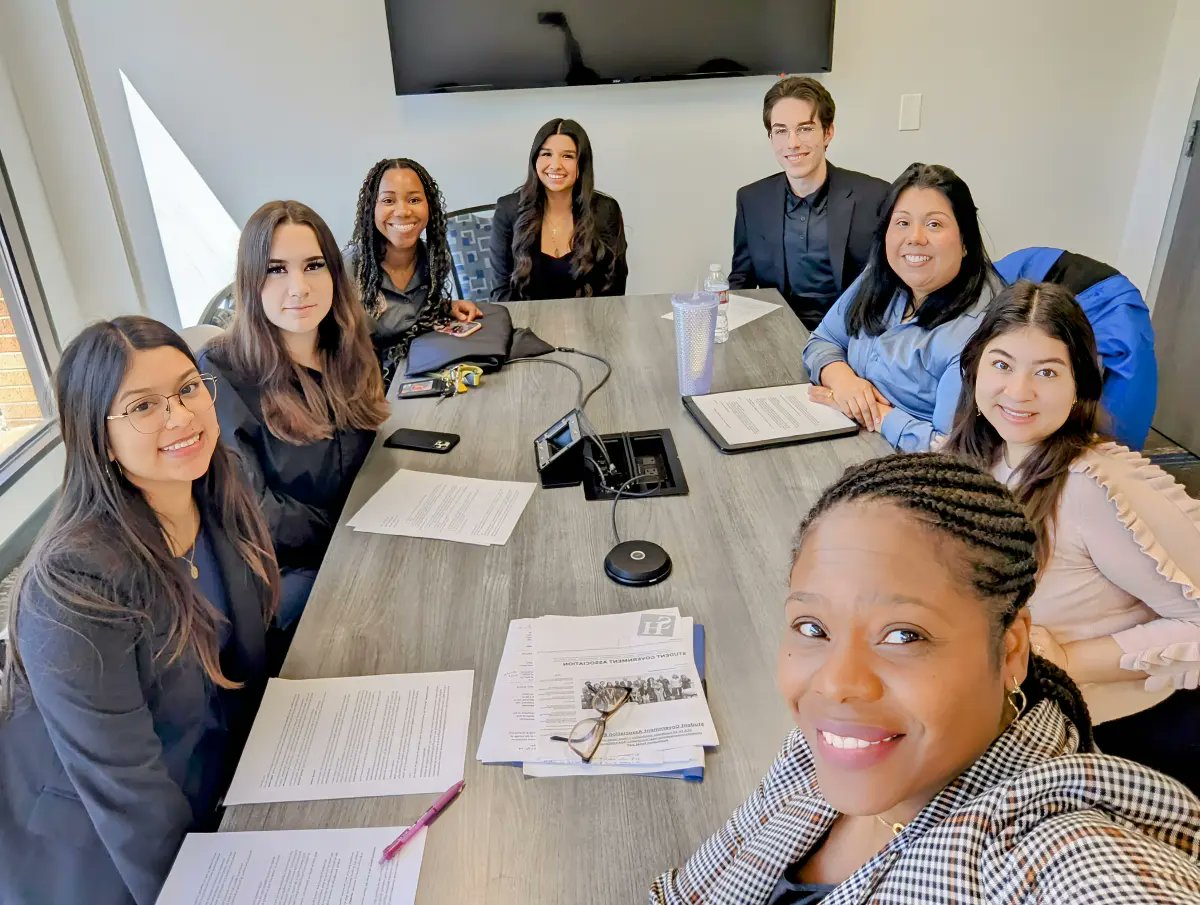 aneika's tweet image. We had a good time on our effort to better understand A.I. &amp;amp; its role w/academia at the AI@SHSU Mini Conf. Our keynote speaker @jasongulya gave a dynamic address. I also had a good time moderating the Academic Integrity &amp;amp; A.I
 w/@SamHouston_SGA  Pres Veronica Calderon. #shsu #AI