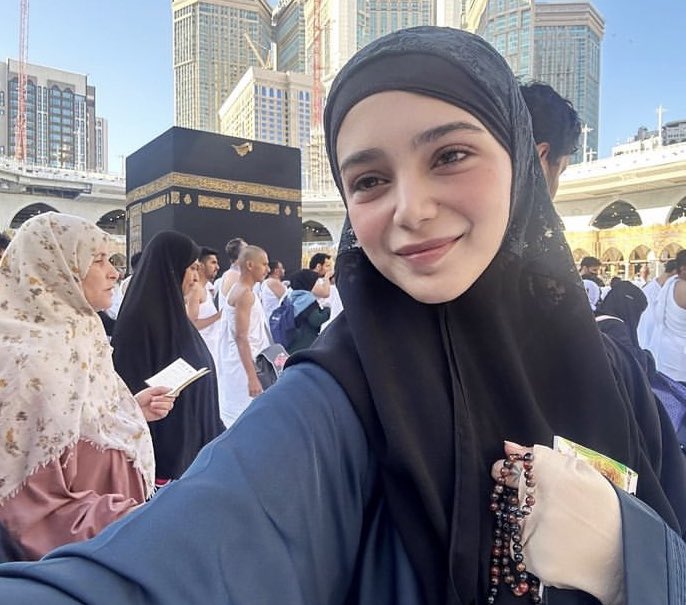 Ma'Sha'Allah Aima Baig Performing umrah ❤️