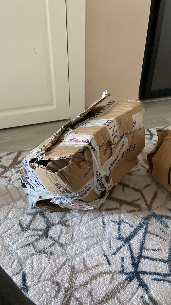 Gelen kargonun hali… kutu paramparça, içindeki eşya ise kırılmak bir yana dursun yamulmuş ezilmiş büzülmüş. Bunu becerebilmeniz için çalışanlarınızın üstünde tepinmesi gerekiyor. İşinizi düzgün yapın, işini düzgün yapmayan adamları bünyenizde çalıştırmayın. <a href="/SuratKargoTR/">Sürat Kargo</a>