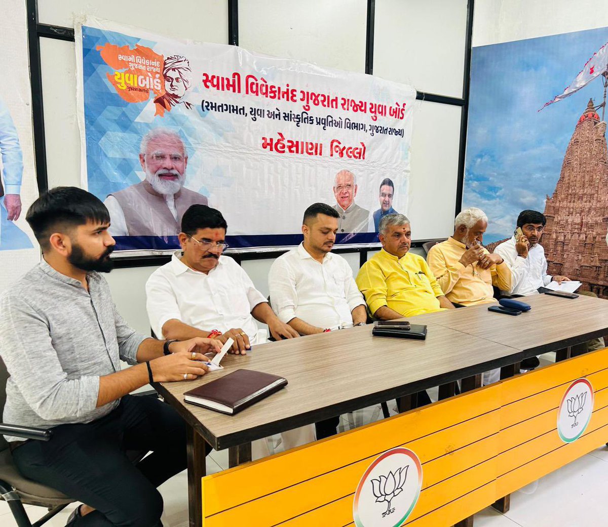 આજરોજ મહેસાણા ખાતે મેહસાણા લોકસભામાં આવતાં યુવા સંયોજકોની બેઠક કરી આગામી લોકસભા ચૂંટણીલક્ષી વિવિધ કાર્યક્રમો વિશે ચર્ચા કરી આયોજન કરવામા આવ્યુ.

આ બેઠક માં મહેસાણા લોકસભા ઉમેદવાર શ્રી હરીભાઈ પટેલ, લોકસભાના ઇન્ચાર્જ શ્રી સંજયભાઈ દેસાઈ, ઊંઝાના ધારાસભ્ય શ્રી કિરીટભાઈ પટેલ, શ્રી