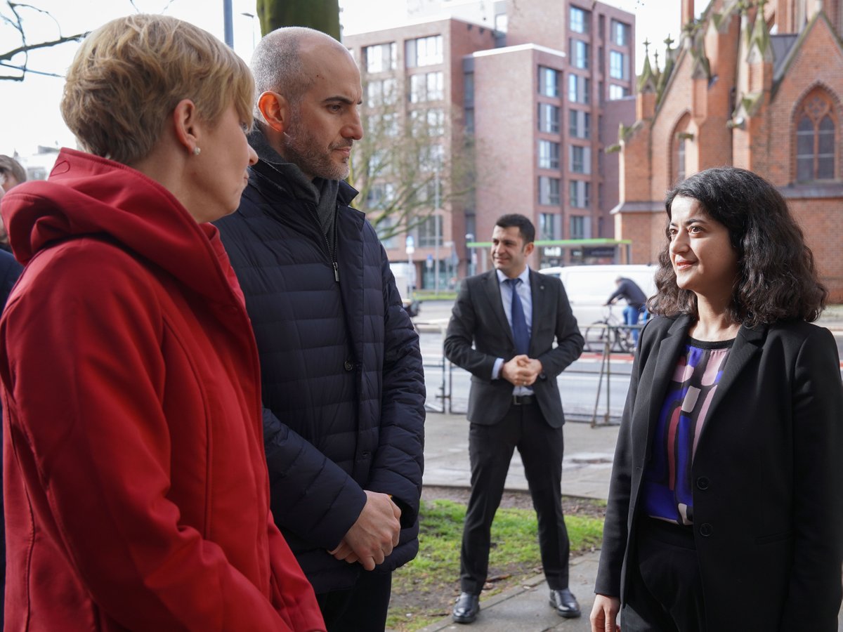 Mit Polizeidirektorin Gwendolin von der Osten habe ich heute das türkische Generalkonsulat besucht, um mir die Lage anzuschauen. Am Dienstag gab es dort einen Angriff. Ich verurteile die Tat aufs Schärfste und bedanke mich bei der @Polizei_H für die intensive Begleitung. (BO)