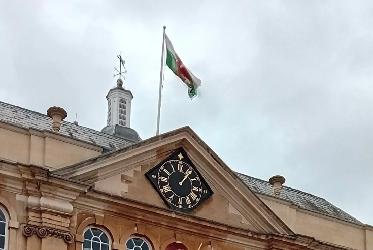 HERALD NEWS UPDATE Shire Hall in Monmouthshire has swapped the Union Jack for Wales' iconic flag following a prolonged disagreement, marking a significant shift in the building's symbolic... herald.wales/south-wales/mo… #wales #heraldwales #herald #welshnews #news