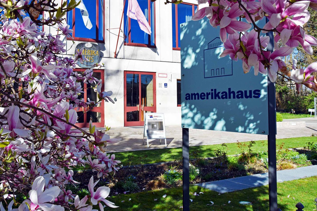 Just one more week before this year's 35th Biennial Conference of the @eaas_eu begins! We're looking forward to a rich program with more than 160 speakers from over 30 countries, meeting at @amerikahaus and online! ✨
Learn more in the #eaas2024-booklet: amerikahaus.de/en/bavarian-am…