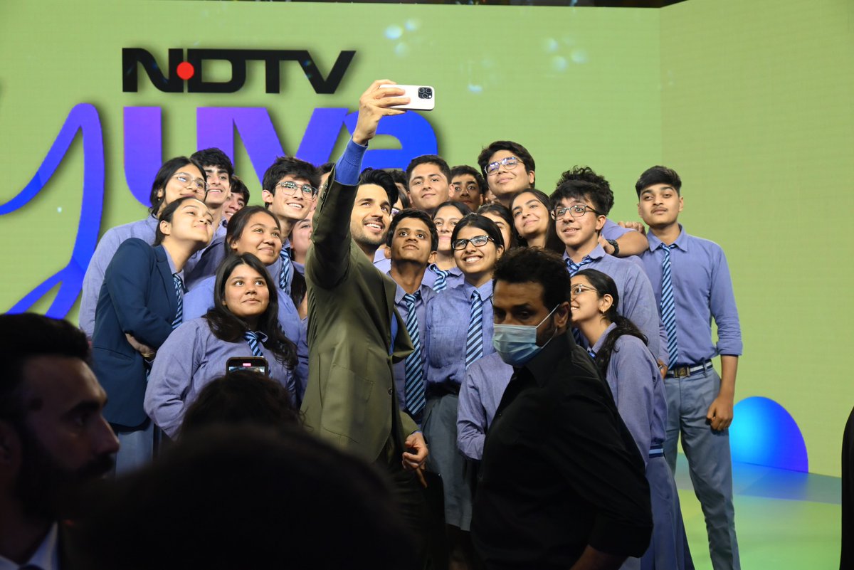 📷 Actor Sidharth Malhotra (@SidMalhotra) takes a selfie with the youth at our mega #NDTVYuva conclave #UnlockTheFuture