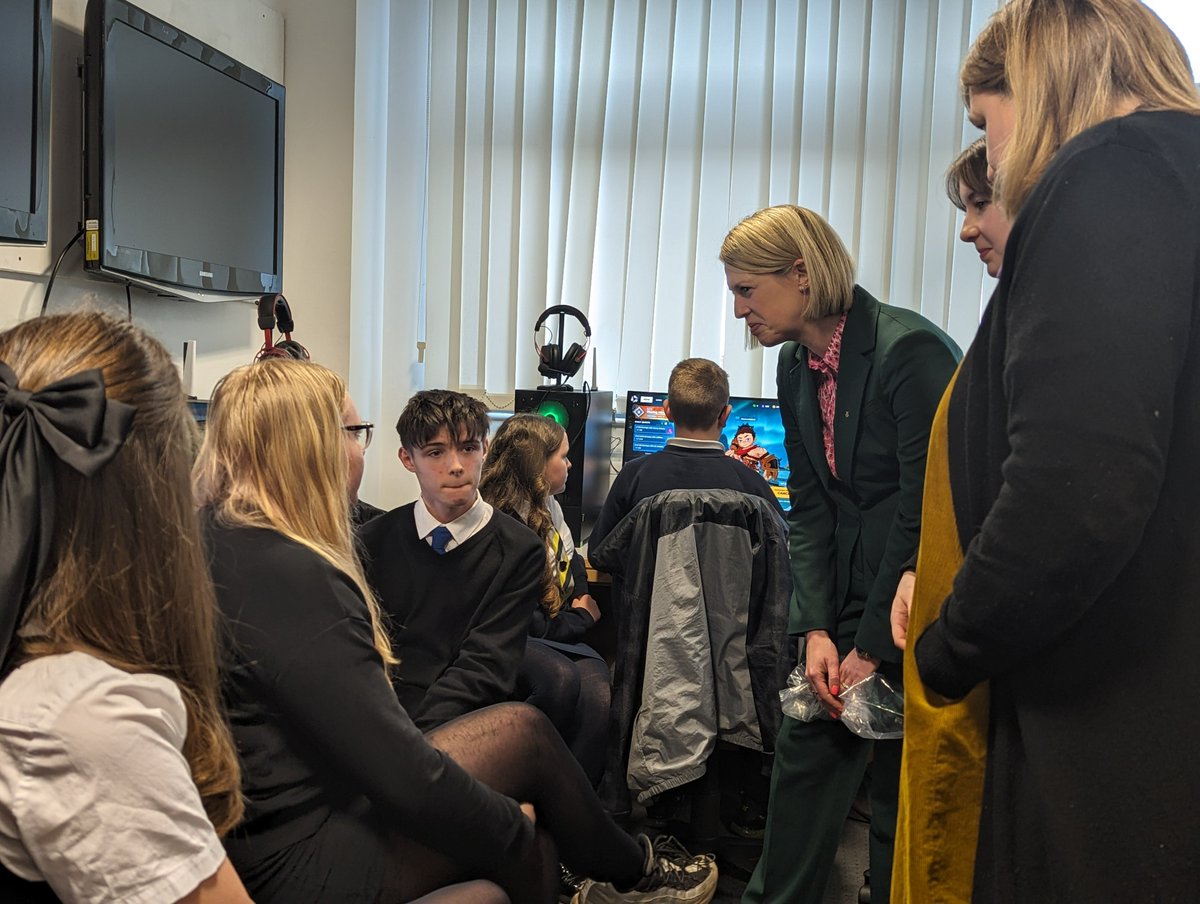 Education Secretary @JennyGilruth met with pupils and teachers at the award-winning @DunoonGS. The school was recognised as @T4EduC’s World’s Best School prize in recognition of the work it has done to embed community needs within its curriculum.