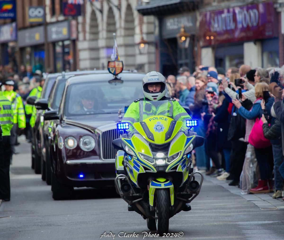 Nice to see the West Mercia Vipex team escorting HM Queen Camilla in Shrewsbury @westmerciapolice @shrewsburypolice
