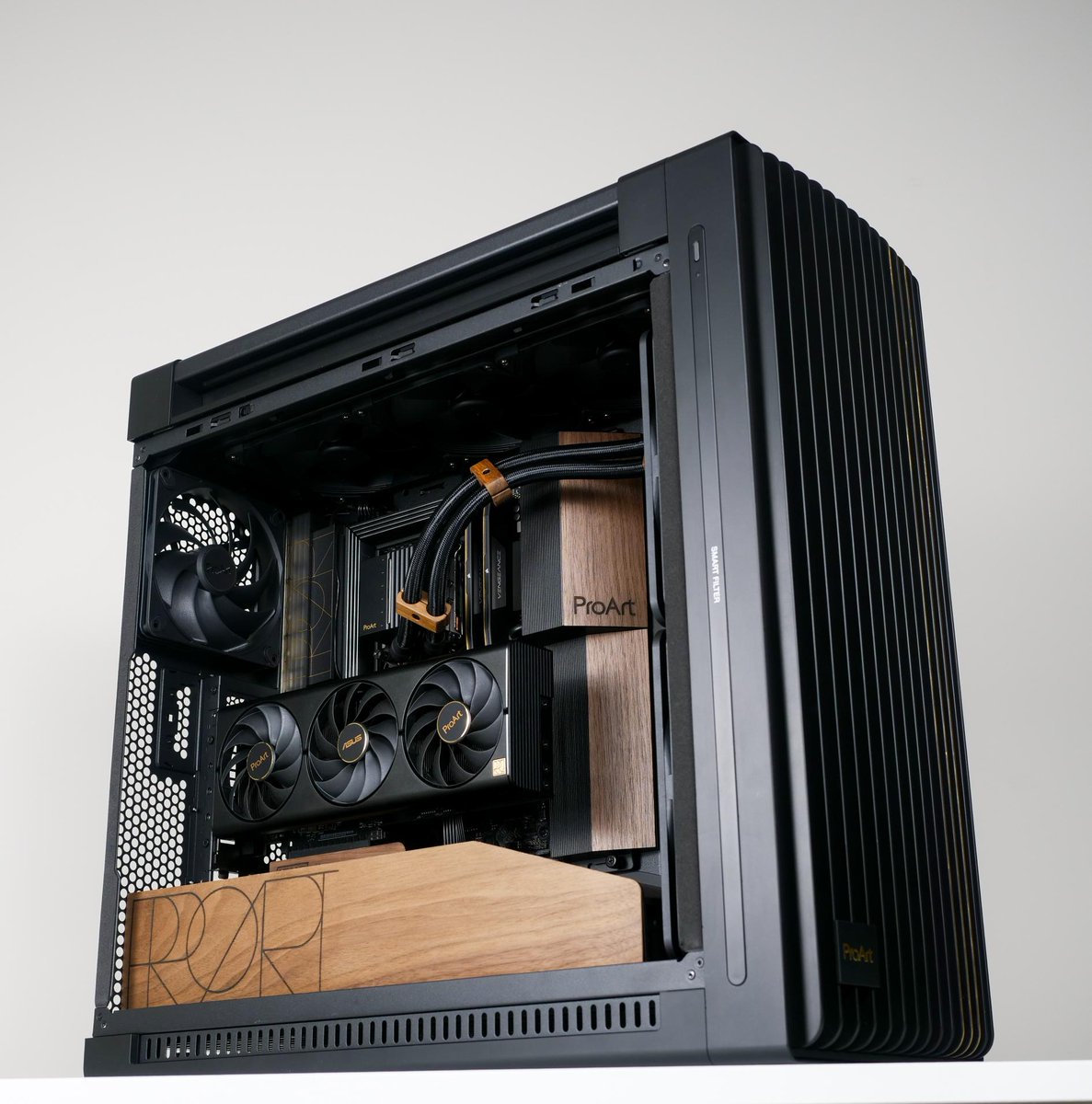 ProArt PA602ケースと木材との調合が取れた美しいPCの写真が届きました