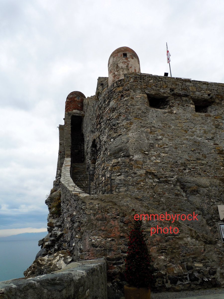 emmebyrock's tweet photo. Giornata grigia a #Camogli, visitando #CastelDragone dominante il mare, costruito nell'XI secolo, distrutto e ricostruito nei secoli, era parte del sistema difensivo della #RepubblicadiGenova 
#photo #emmebyrock #Genova #Castelli #Fortezze #MarLigure https://t.co/FjX1Vr8drT
