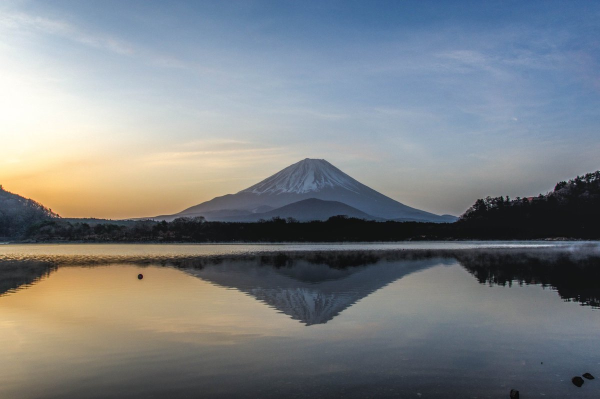 『精進湖』 精進湖からの富士山と日の出の空。 風も穏やかで逆さ富士も見れてよかった。 今夜はカキフライとひき肉·ピーマンのピリ辛炒めで🍻 今日も一日お疲れ様。  #ファインダー越しの私の世界 #写真好きな人と繋がりたい #ふぉと #PENTAX
