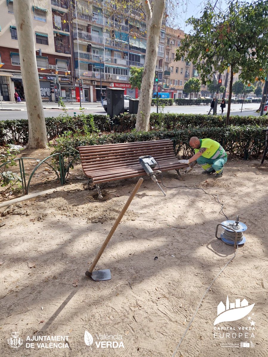 Un equip de #ValènciaVerda🍃🐿️🌺 instal·la 7️⃣ bancs elaborats amb material reciclable i amb reposabraços al jardí del C/Bilbao - C/Sant Bru (📍 barri de Sant Antoni). Gràcies a esta actuació, el veïnat gaudirà de mobiliari més còmode i sostenible. @AjuntamentVLC @CemasVLC