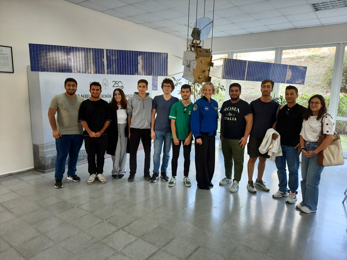 Our students were with NASA astronaut Dorothy Metcalf-Lindenburger at our Faculty of Aeronautics and Astronautics.👩‍🚀🐝 #ITUTBT 
@AstroDot @WomenNASA