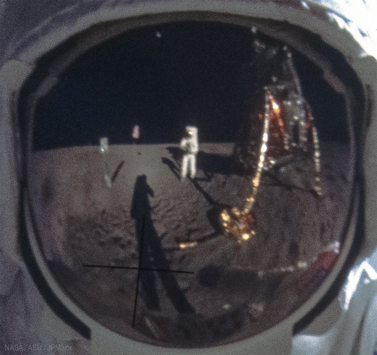 L'une des photos les plus iconique de l'histoire de l'aérospatial est la n° AS11-40-5903 montrant Buzz Aldrin photographié par Neil Armstrong.

Il y a peu de photos d'Armstrong car c'est lui qui était derrière l'appareil.
Mais on le voit très bien dans le casque d'Aldrin.

1/3