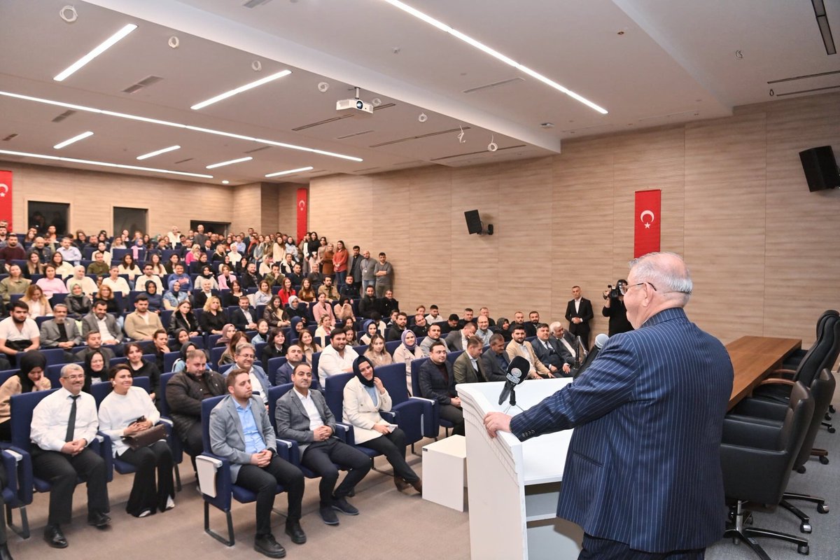 HanefiMahcicek's tweet photo. 10 yıllık görev süremizde hedeflerimizi başarıyla yerine getirmekle birlikte, çalışma arkadaşlarımla sayısız eser üreterek ilçemizin her köşesini ilmek ilmek dantel gibi işledik.

Bugün de Onikişubat ve Kahramanmaraş'ımıza birlikte hizmet ettiğimiz çalışma arkadaşlarımızla helalleşerek vedalaştık.

Görevler gelip geçicidir, asıl önemli olan; baki olan bu kubbede hoş bir sada bırakmaktır. 

Bunu da yaptığımız hizmetlerle, ilçemize donattığımız eserlerle ve kazandığımız gönüllerle başardık.

Milletimizin emanetini yine milletimizin iradesine teslim ediyoruz.

Çalışma dönemimiz boyunca beraber mesai yaptığımız tüm kardeşlerimize bugüne kadar gösterdikleri özveri için ayrı ayrı teşekkür ediyor; bizler için çok kıymetli olduklarını bir kez daha vurgulamak istiyorum.